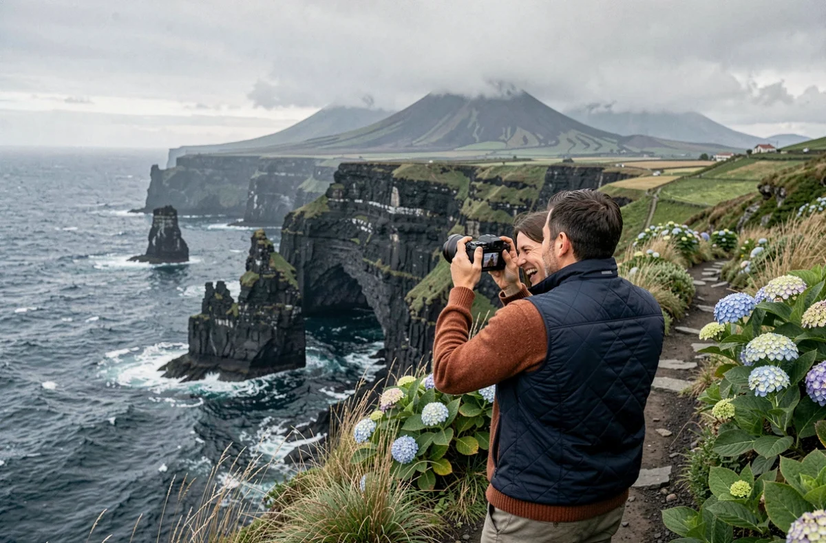 Couple de randonneurs photographiant les falaises volcaniques des Açores au Portugal, destination nature incontournable pour 2025